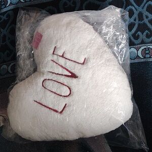 HEART-SHAPE PLUSH PILLOW